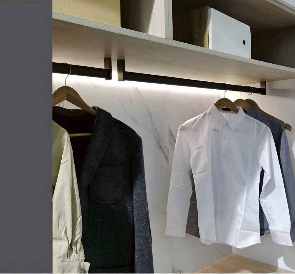 Rechargeable human body sensing clothes hanging rod light
